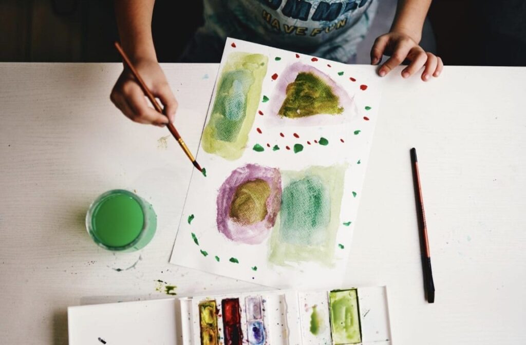 תמונה מצויירת של ילד עם מכחוש מצייר ציור